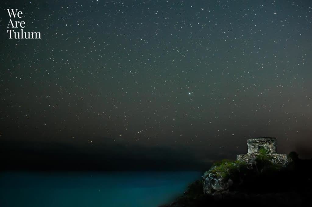 Ruinas de Tulum de noche sobre el acantilado
