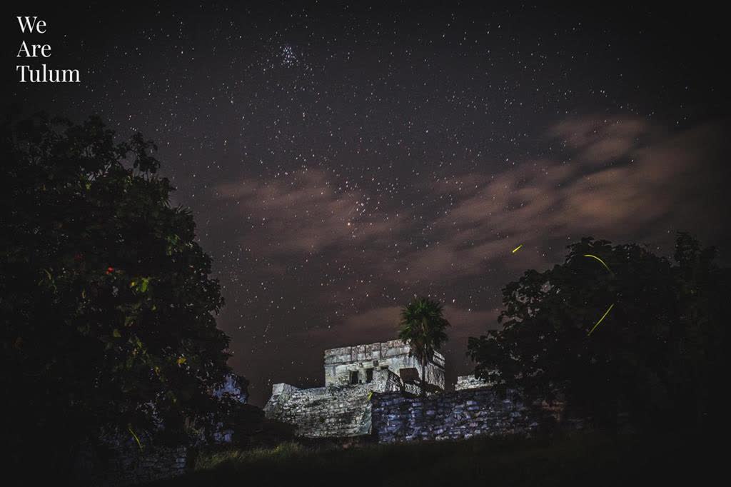 Templo maya bajo la Vía Láctea